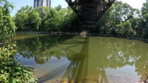 Green Rig in Thames River 