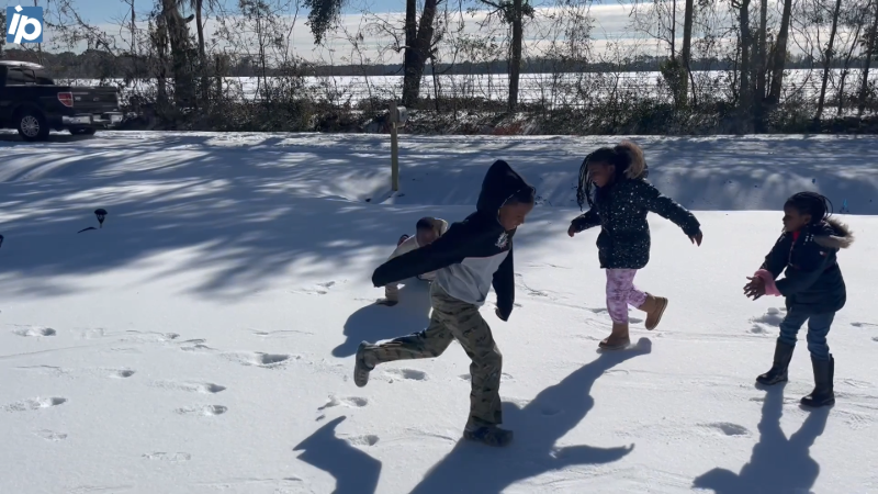Video shows children play in the snow in South Carolina (Video ...