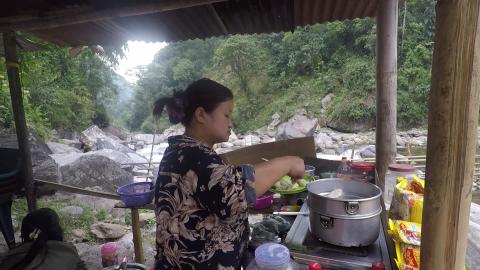 Hot Chicken Momo (Dumpling) & Noodles | Sikkim
