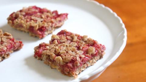 ONLY 100 Calories Recipe! Healthy Strawberry Crumble Bars...