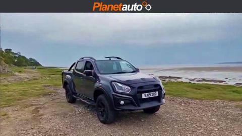 Isuzu D-Max XTR having fun on the shore