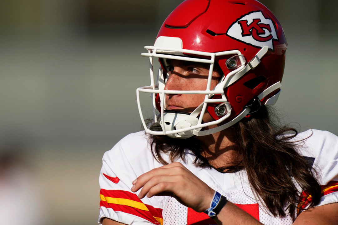 VIDEO: Patrick Mahomes, Tyreek Hill Piggyback Ride After 41-Yard TD