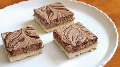 Simple Nutella Cheesecake Bars | SweetTreats