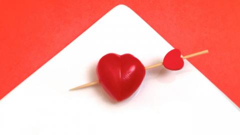 How to Quickly Make a Heart with a Tomato / Easy Garnish ...