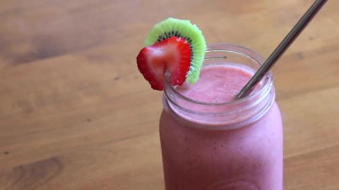 4 ingredient Strawberry Kiwi Smoothie | SweetTreats