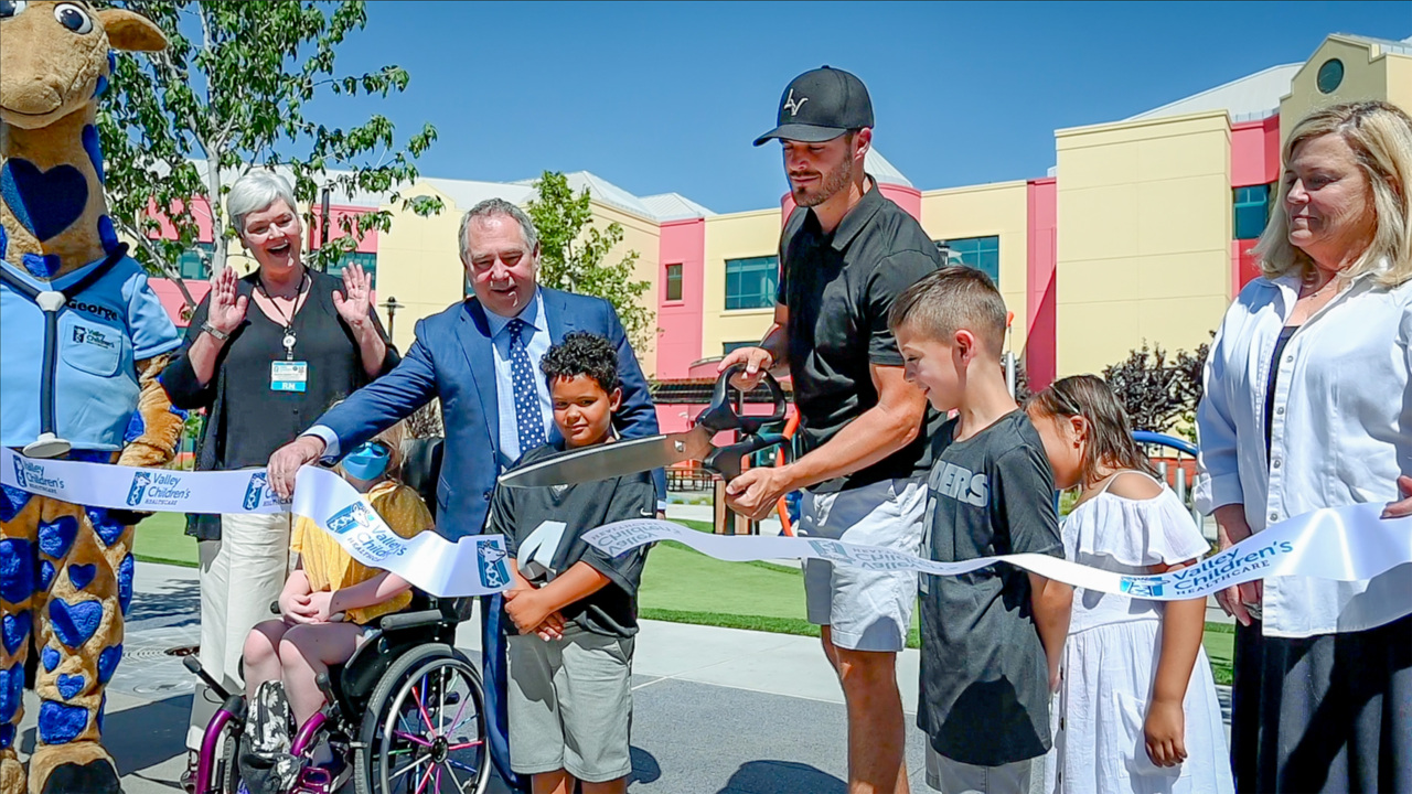 OAKLAND RAIDER QB DEREK CARR #4 CHARITY SHOE FOR VCH.