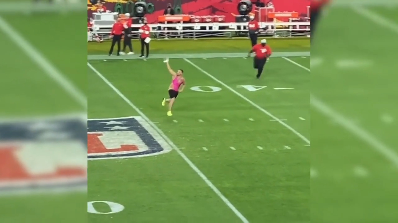 Super Bowl streaker charged with trespassing after 4th quarter