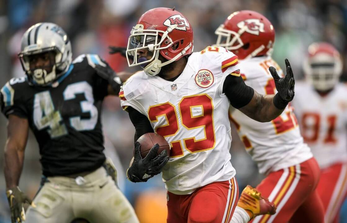 Eric Berry celebrates homecoming pick-6 with mother in stands