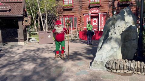 Epcot - Holiday Storytellers - Barn Santa Fjosnissen with...