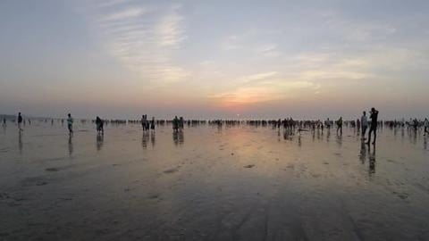 Large crowd gathered at Juhu Beach in the evening | Mumba...