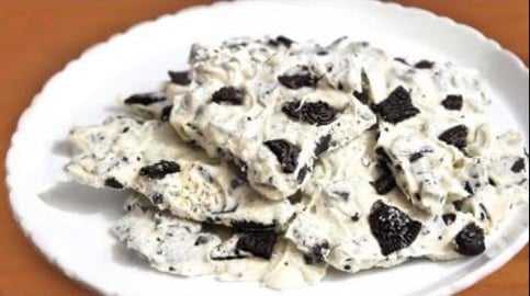 2 ingredient Cookies & Cream Bark | SweetTreats