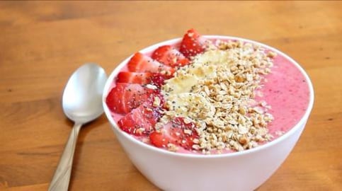 3 ingredient Strawberry Banana Smoothie Bowl | SweetTreat...