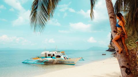 CORON'S SECRET BEACH (FIRST TOURISTS EVER)