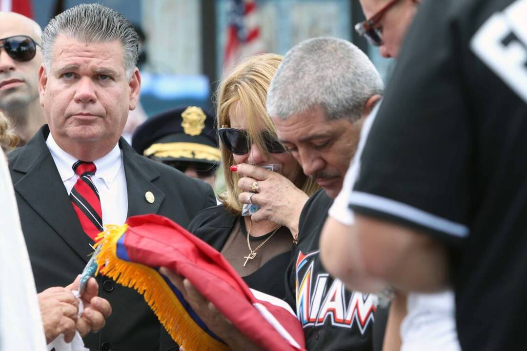 Tears, smiles as Jose Fernandez's family visits Marlins Park - WINK News