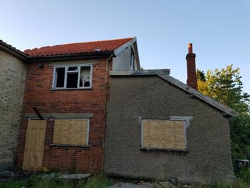 ENTERING ABANDONED WITH ALL THIS LEFT INSIDE... (WE HAD T...