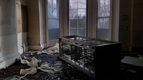 LADS EXPLORE ABANDONED HOME AND GO IN BASEMENT!