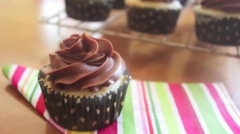 How to  make Vanilla Cupcakes with a Nutella Buttercream ...