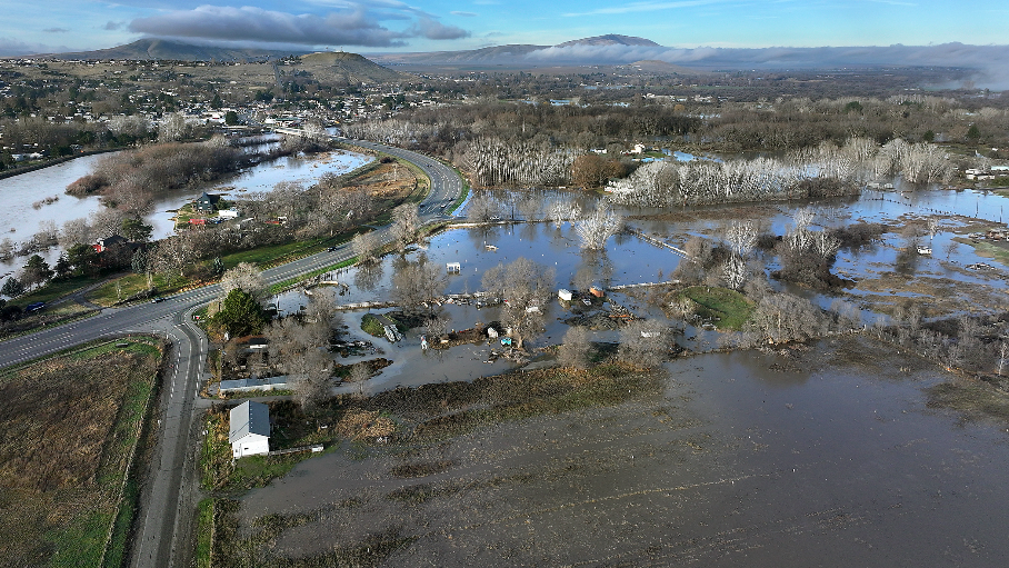 Yakima River floodwaters soak low-lying land in Richland