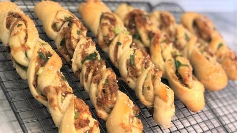 Chinese Pork Floss and Scallions Bun Recipe (肉鬆包) P...