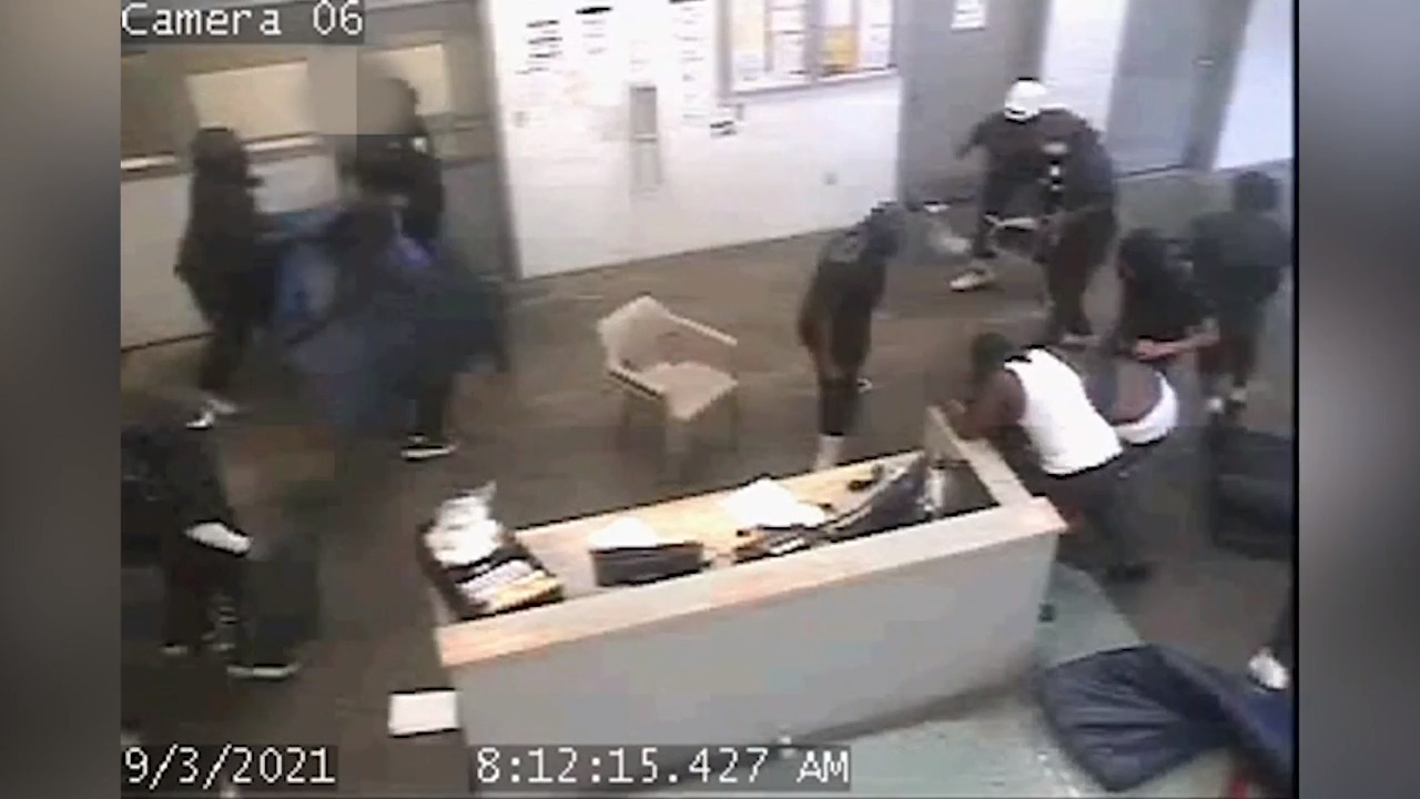 Video Shows Inmates Attacking Richland Sc Jail Officers The State