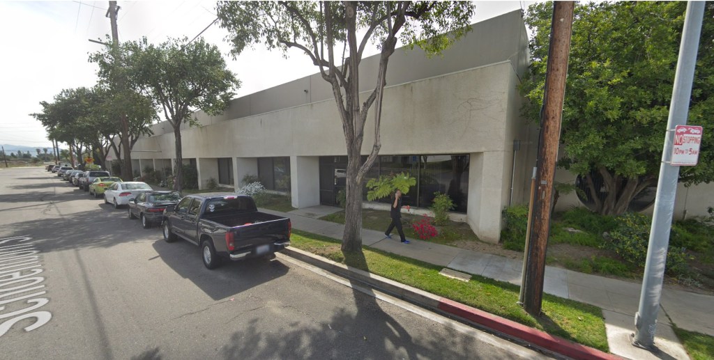 Fire burns North Hills commercial building