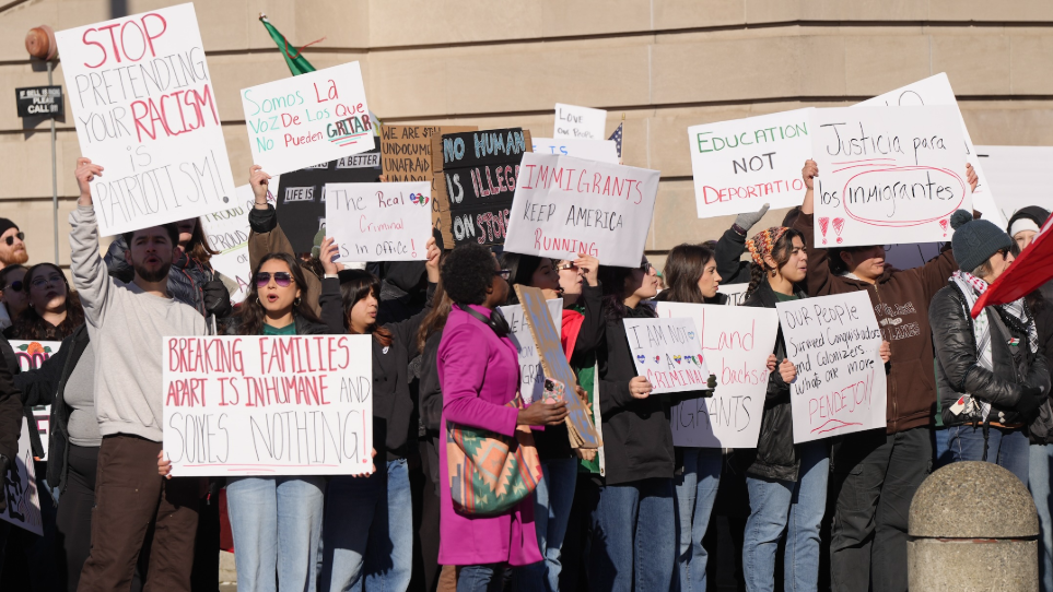 Bellingham crowd protests ICE arrests, deportations under Trump (Video ...