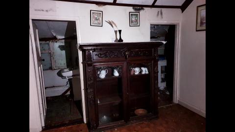 Weird, creepy abandoned house we found...