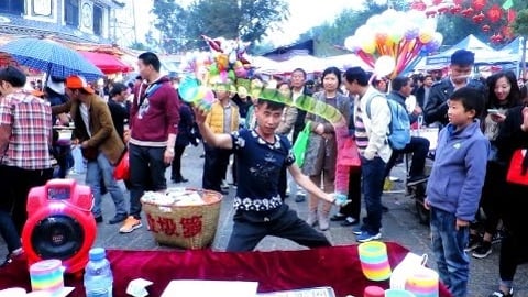 INSANE SLINKY SKILLS: Crazy Street Performance in China