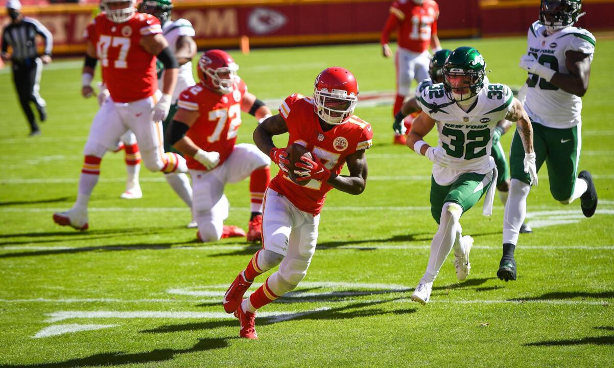 VIDEO: Patrick Mahomes, Tyreek Hill Piggyback Ride After 41-Yard TD