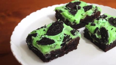 The Best Oreo Grinch Brownies | SweetTreats