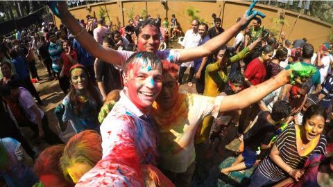HOLI FESTIVAL & BEAUTIFUL BEACHES - India Vlog 002