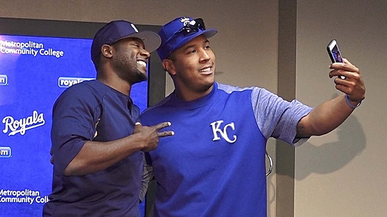 Brewers' Lorenzo Cain receives standing ovation from Royals fans