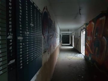 WE FOUND AN ENTRANCE TO THIS CREEPY ABANDONED BUILDING......