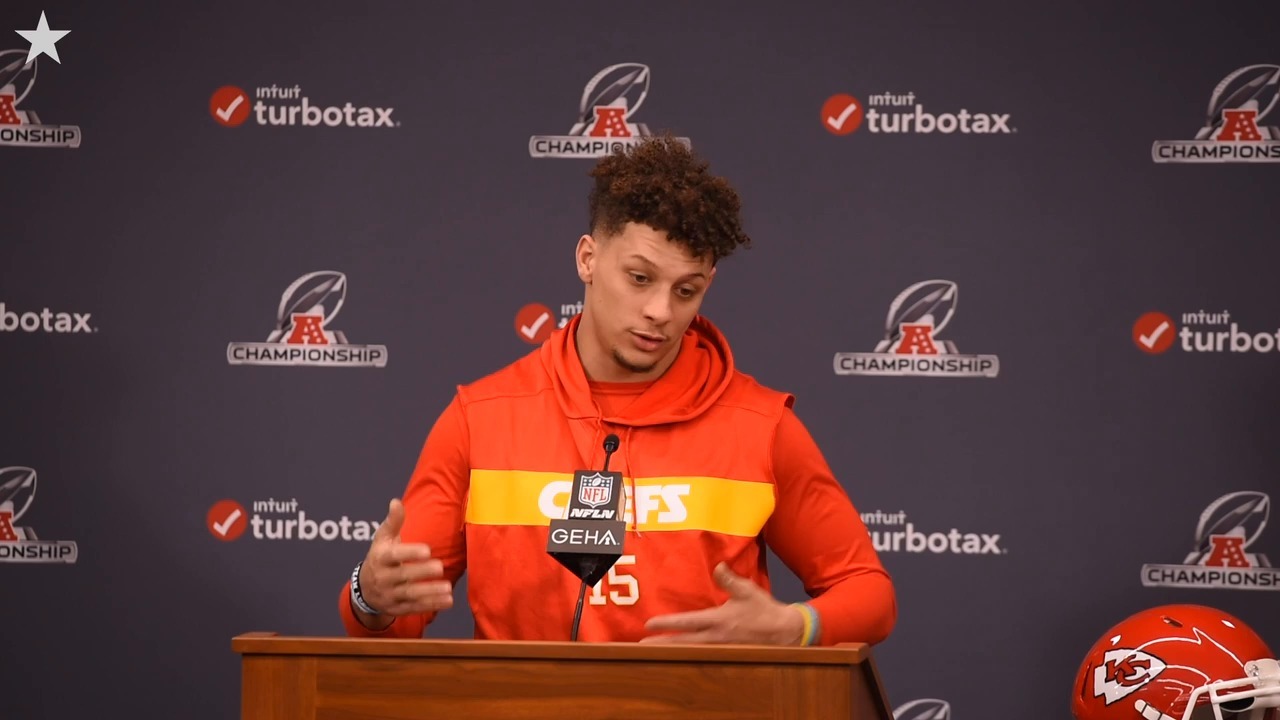 Pope Francis presented with Patrick Mahomes' jersey