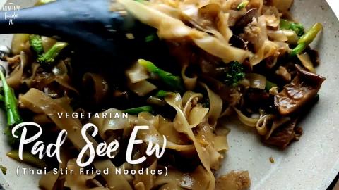 Pad See Ew ( Thai Soy Sauce Noodles) | Vegetarian Noodle ...