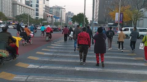 What it is like to cross the street in Beijing? (in one s...