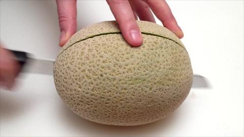 A Super Fast Way to Cut a Cantaloupe Melon (Shorts)