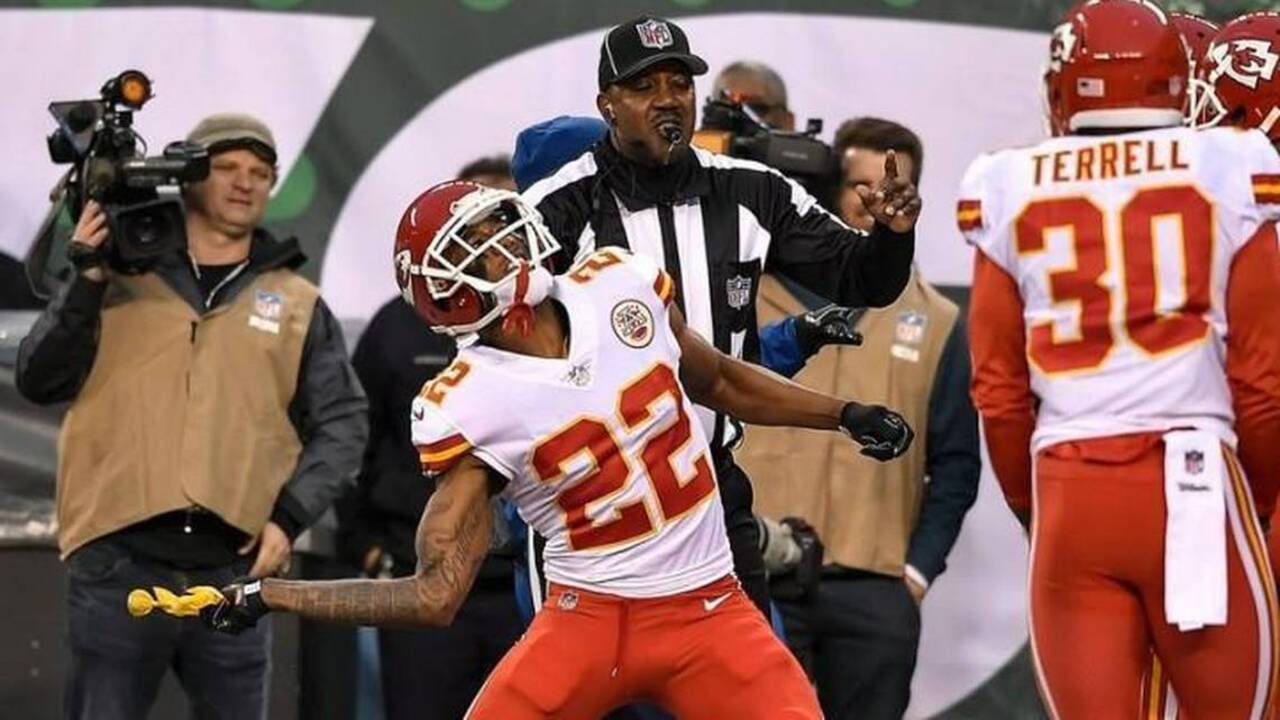 Kansas City Chiefs Mascot Scares Security Guard!