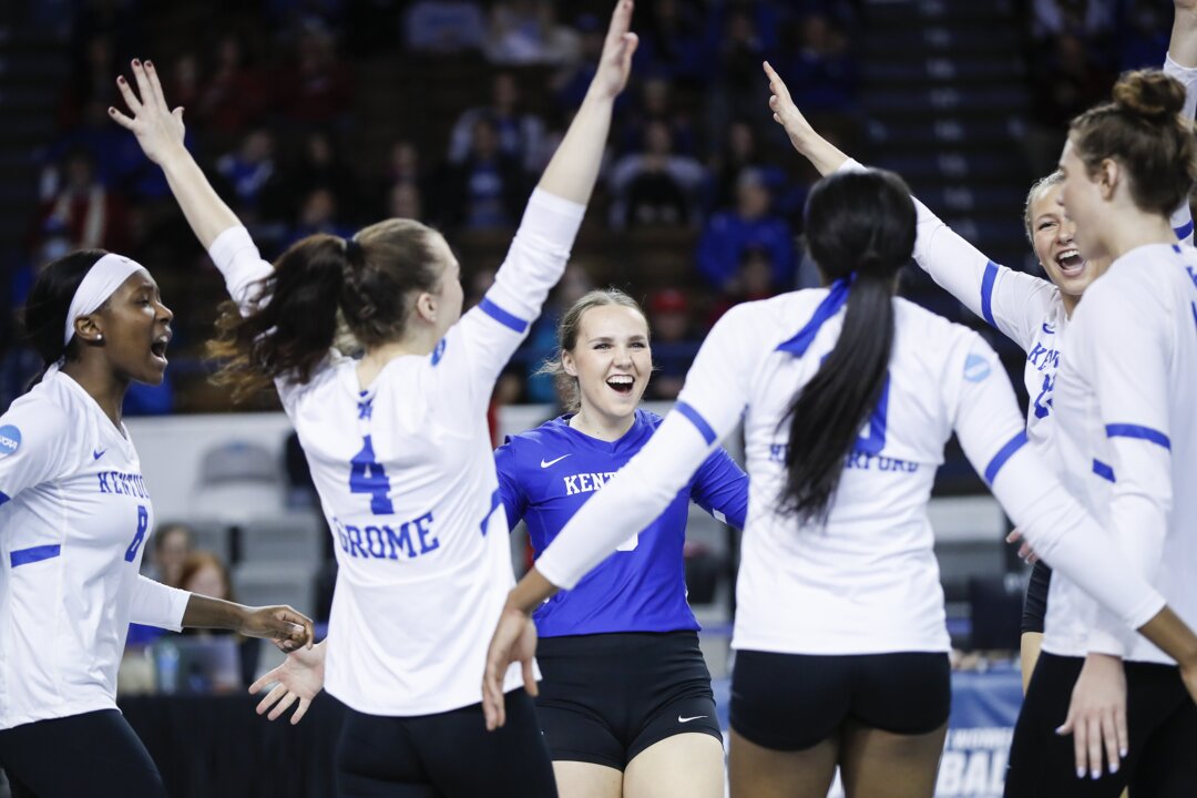 slideshow-kentucky-volleyball-beats-loyola-chicago-in-ncaa
