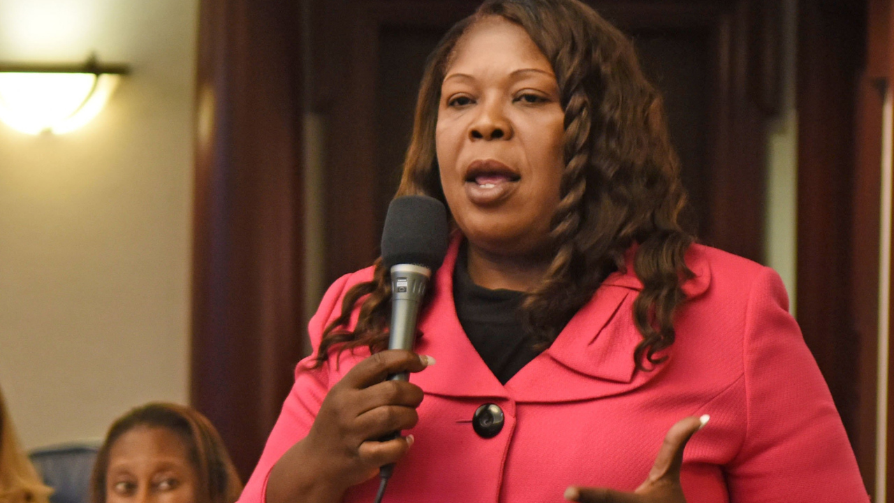 Miami State Sen. Daphne Campbell called 911 on Miami Herald reporter ...