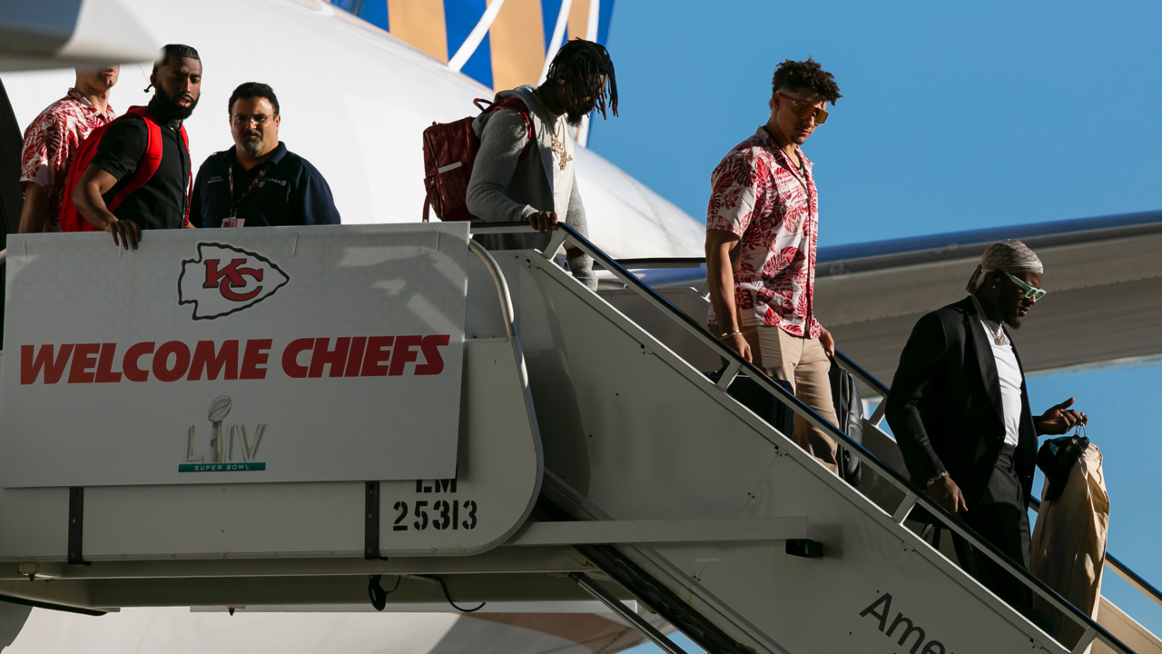Chiefs, 49ers arrive in Miami for Super Bowl week