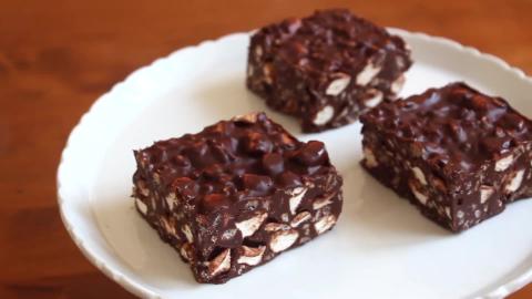 5 ingredient Rocky Road Bars Recipe | SweetTreats