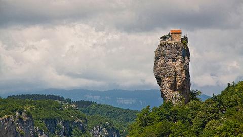 20 Houses Built in Odd Locations (Part 1 of 2)