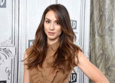 Pretty Little Liars' Troian Bellisario uBio: How I got in...
