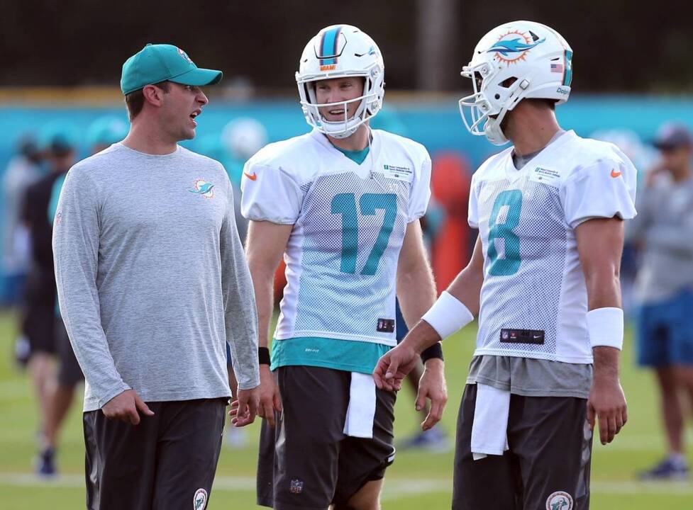 Jay Cutler agrees to terms with Miami Dolphins; Ryan Tannehill