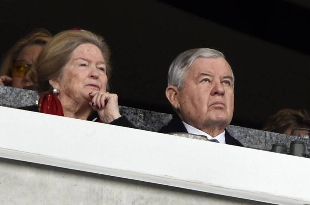 Panthers owner Jerry Richardson will sell team, Tina Becker named