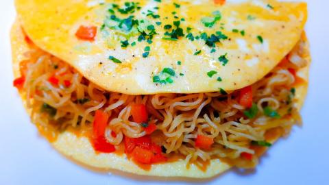 Omelette Filled With Maggi Noodles. Quick & Easy. Egg Noo...