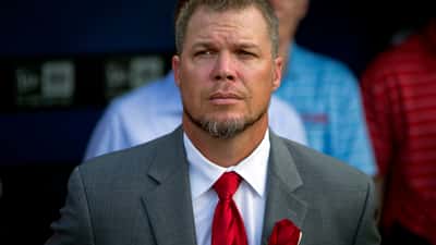 Chipper Jones flubs foul ball in stands at Braves' NLDS Game 3