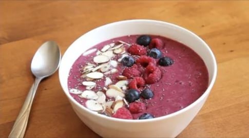Berry Breakfast Smoothie Bowl | SweetTreats
