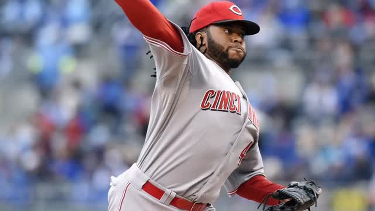 Luis Tiant admires Giants' Johnny Cueto